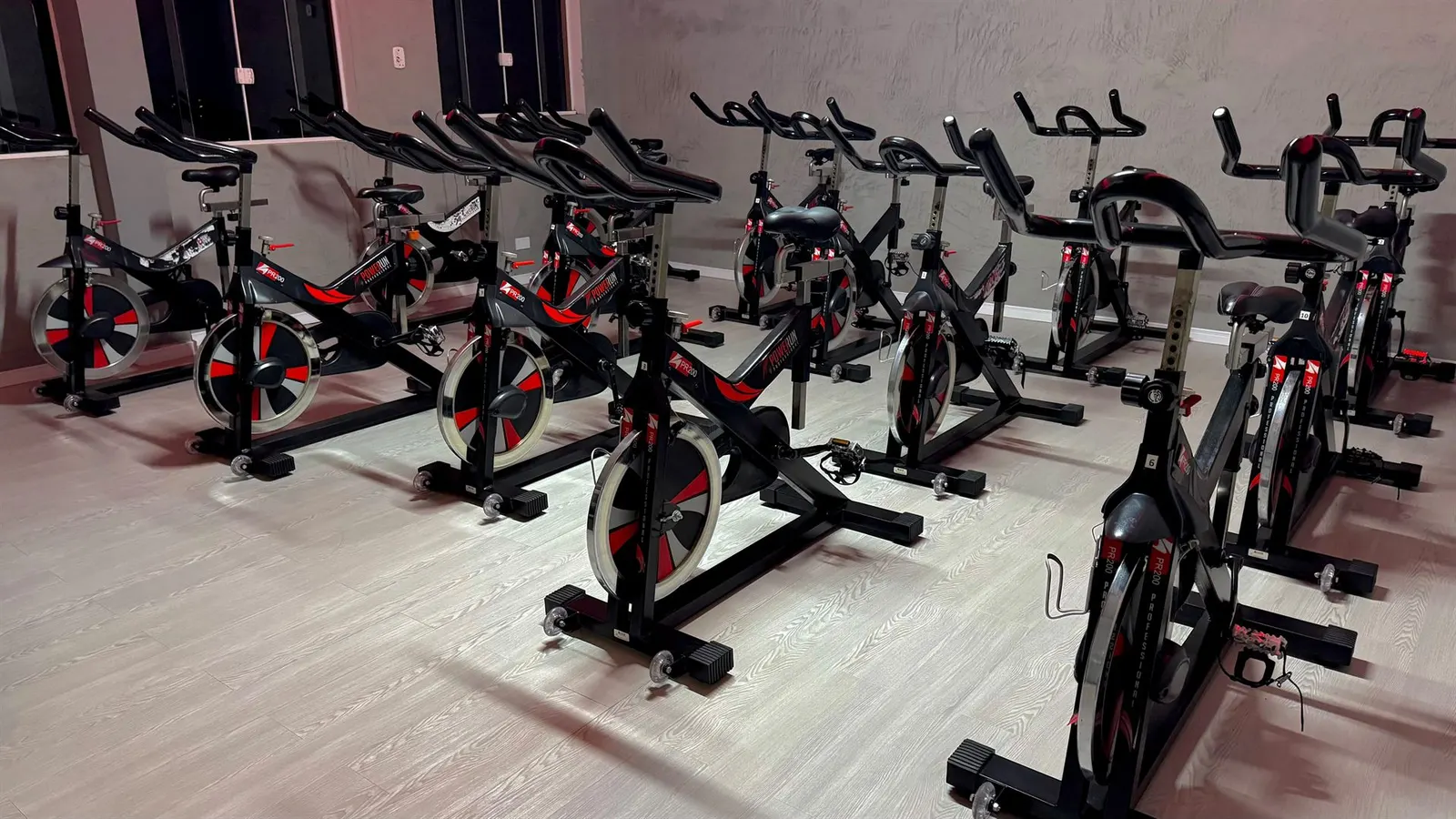 Sala de spinning da FitCompany São Pedro com bikes profissionais enfileiradas